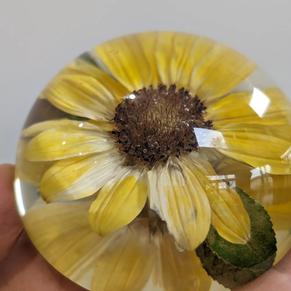 Vintage flower Paperweight - Picture 4 of 5